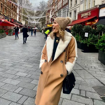 Sombrero de gorro de imitación de piel beige de Zoe Hardman en la cuenta de Instagram @zoehardman