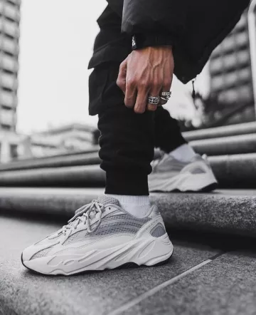 Adidas Yeezy 700 V2 Static account on the Instagram of @yeezyworldwide_