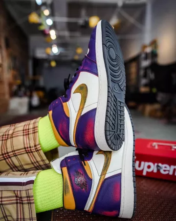 Nike Air Jordan 1 Retro High OG Desafiantes Zapatillas Nike SB Lakers usadas por Foamer Simpson en su cuenta de Instagram @mrfoamersimpson