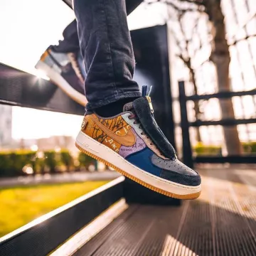 Air Force 1 x Travis Scott (cactus jack) en la cuenta de Instagram de @godseysupply
