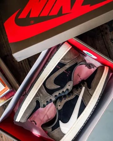 Las zapatillas Nike Air Jordan 1 Retro Low Travis Scott de Foamer Simpson en su cuenta de Instagram @mrfoamersimpson