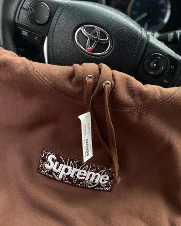Supreme Bandana Box Logo Sudadera con capucha marrón oscuro en la cuenta de Instagram de @bannedsf