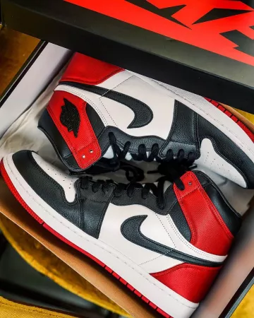 El par de Nike Air Jordan 1 Retro High Satin Black Toe de Foamer Simpson en su cuenta de Instagram @mrfoamersimpson