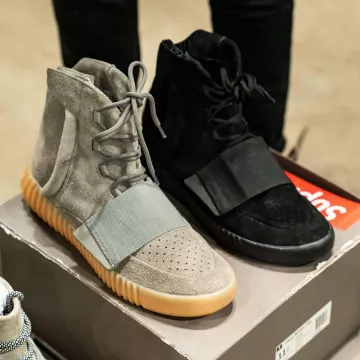 El par negro en ascenso en la cuenta de Instagram de @sneakercon