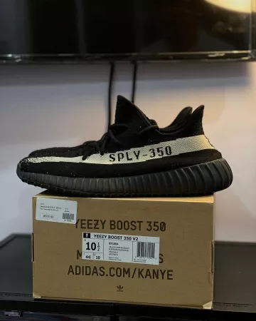 Adidas Yeezy Boost 350 V2 Core Negro Blanco en la cuenta de Instagram de @bannedsf