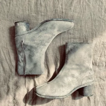 Maison martin margiela painted tabi boots worn by Jordan Arthur smith on the account Instagram of @jordan_arthur_smith 