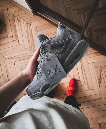Jordan 4 Retro Kaws en la cuenta de Instagram de @icecrewstore