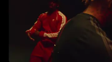 VESTE DE SURVÊTEMENT FIREBIRD ADIDAS rouge portée par Zola dans Zola - Fuckboi (Prod By Kore)
