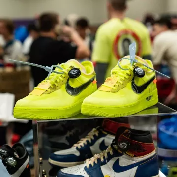 El par de jordan azul 1 en la cuenta de Instagram de @sneakercon