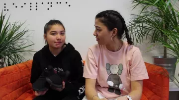 Las zapatillas adidas Yeezy Boost 350 V2 Black Red en el vídeo ¿QUIÉN TIENE LAS MEJORES ZAPATILLAS? PARTE II