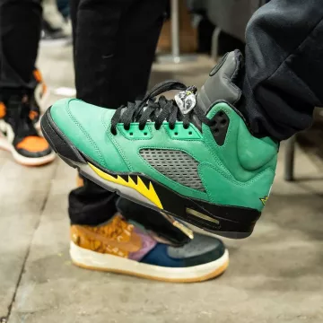 El par de nike marrón azul en la cuenta de Instagram de @sneakercon