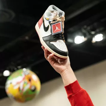 El par de jordan blanco azul en la cuenta de Instagram de @sneakercon