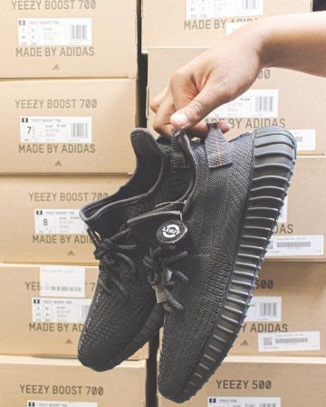 La pareja negra de yeezy en la cuenta de Instagram de @sneakercon
