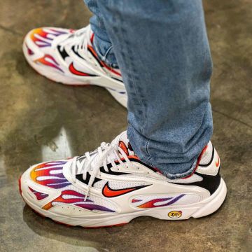 El par blanco con patrones de llama en la cuenta de Instagram de @sneakercon