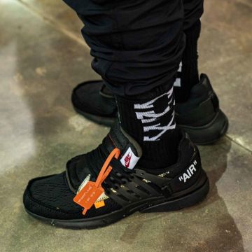 El par de nike negras en la cuenta de Instagram de @sneakercon