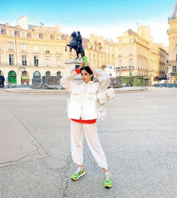 Nike cardigan green on the account Instagram of @selmakacisebbagh