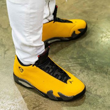 El par de jordans amarillos en la cuenta de Instagram de @sneakercon