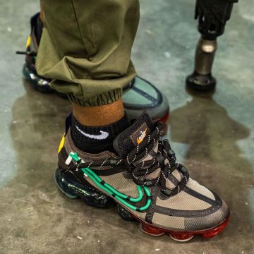 El par de vapores máximos negros y verde neón en la cuenta de Instagram de @sneakercon