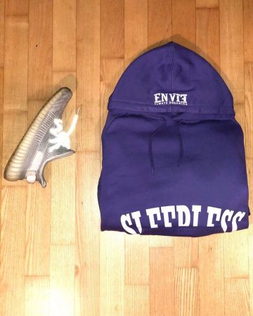 Adidas Yeezy Boost 350 V2 Static (Non-Reflective) sur le compte Instagram de @envie__clothing