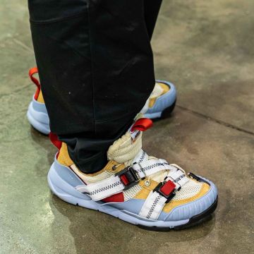 El par de nike blanquecinas en la cuenta de Instagram de @sneakercon
