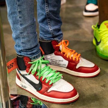 El par de jordan 1 off white en la cuenta de Instagram de @sneakercon