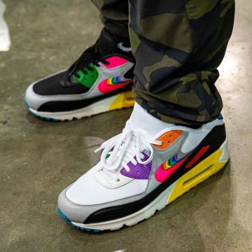 El par de aire multicolor max 90 en la cuenta de Instagram de @sneakercon