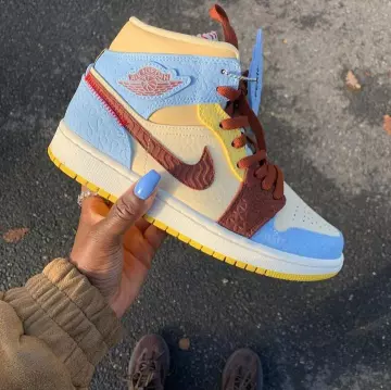 Nike x castle red wethenew on the account Instagram of @wethenew 