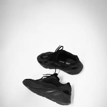 Sneakers Yeezy 700 Vanta account on the Instagram of @wethenew 