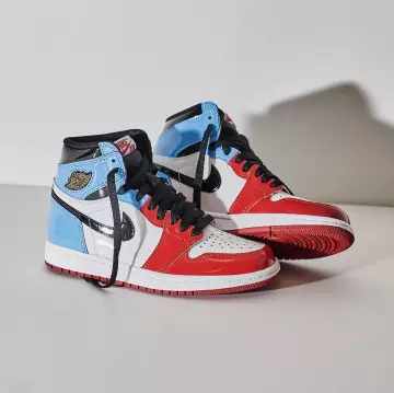 The pair of Nike Jordan 1 Retro High Fearless UNC Chicago on the account Instagram of @wethenew 