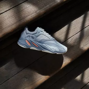 The sneakers Yeezy 700 Inierta on the account Instagram of @wethenew 