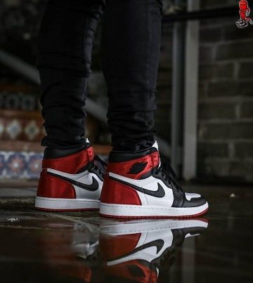 Jordan 1 Retro High Satin Black Toe (W) en la cuenta de Instagram de @laced_differently