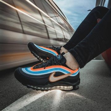 La paire de air max 97 Seoul sur le compte Instagram de @sneakersevent