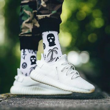 La paire de yeezy blanche sur le compte Instagram de @sneakersevent