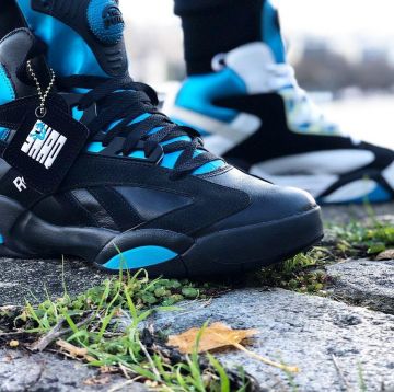 El par de reebok negro y azul en la cuenta de Instagram de @sneakersevent