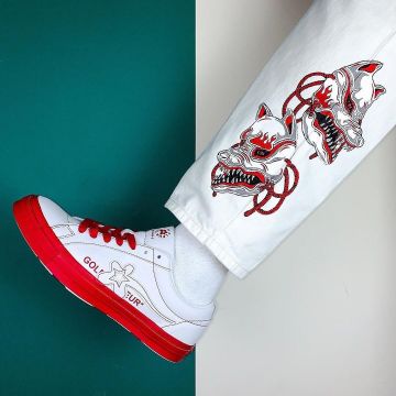 El par de zapatos blache con suela roja en la cuenta de Instagram de @sneakersevent