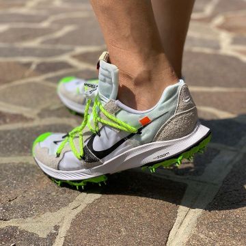 La paire de nike fluo avec des pics sous la semelle sur le compte Instagram de @sneakersevent