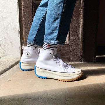 The pair of converse white with a sole on-high on the account Instagram of @sneakersevent