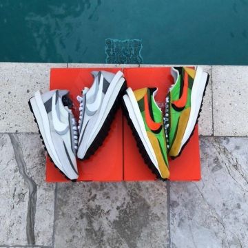 Https://stockx.com/fr-fr/nike-ld-waffle-sacai-white-grey sur le compte Instagram de @shoegod12