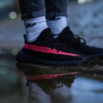 La paire de yeezy noir et rouge sur le compte Instagram de @sneakersevent