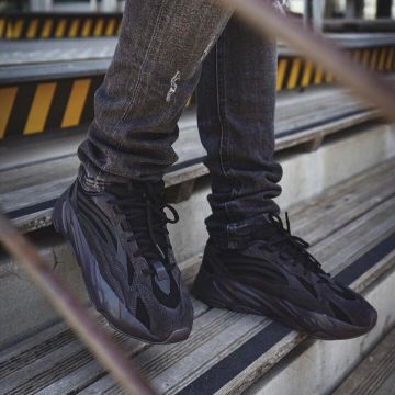 Adidas yeezy 700v2 "vanta" usada por iamkev_ en la cuenta de Instagram de @iamkev_ 