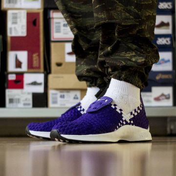 El par púrpura bajo tiene mosaicos en la cuenta de Instagram de @sneakersevent