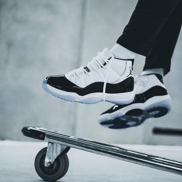 El par de jordan 11 blancos y negros en la cuenta de Instagram de @sneakersevent