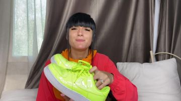 El par de Nike Air Force 1 07 Volt Volt-White-White en el vídeo MIS ZAPATILLAS FAVORITAS de Lenna Vivas