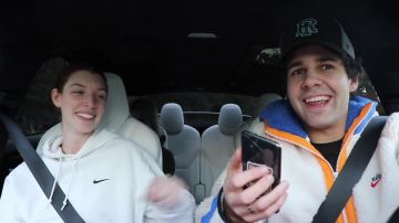 Suéter blanco de Nike de David Dobrik en el video de YouTube ¡¡ATRAPÓ A MI ASISTENTE HACIENDO ESTO!!