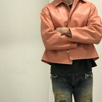 Chaqueta de cuero para motociclista rosa de Yohji Yamamoto usada por roeseph en la cuenta de Instagram de @roeseph