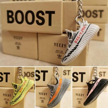 Llavero Semi Frozen Yellow YZY 350 en la cuenta de Instagram de @minicrep