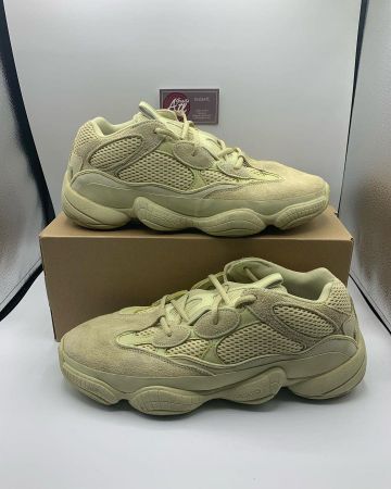 Adidas Yeezy 500 Super Moon Yellow sur le compte Instagram de @grailsatl