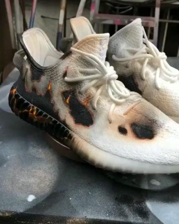 Adidas Yeezy Boost 350 V2 Crème / Triple Blanc sur le compte Instagram de @minicrep