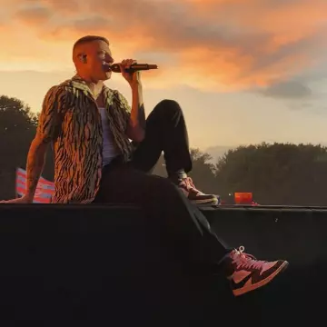 Las zapatillas nike de aire blanco y marrón con swoosh invertido que lució Macklemore en @macklemore