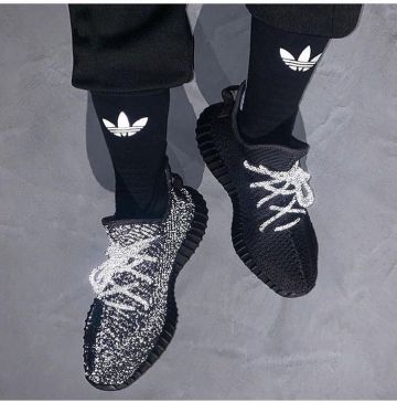 Adidas Yeezy Boost 350 V2 Static Black (Réfléchissant) sur le compte Instagram de @minicrep